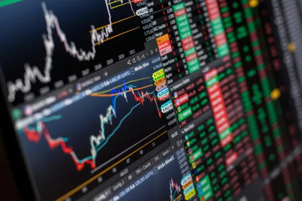 Corporate India Q4 Earnings: Divergent Performance Across Sectors