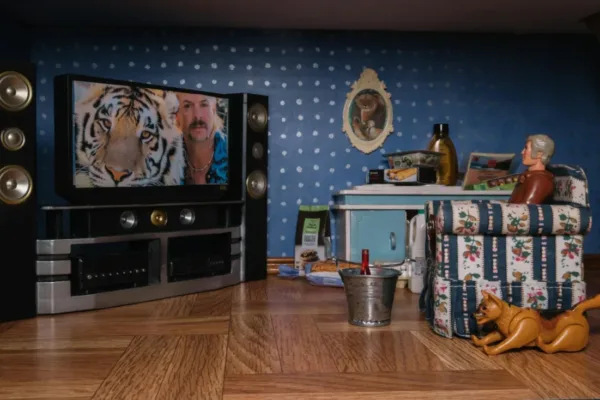DIY Enthusiast Crafts Functional Simpsons-Inspired Retro Television