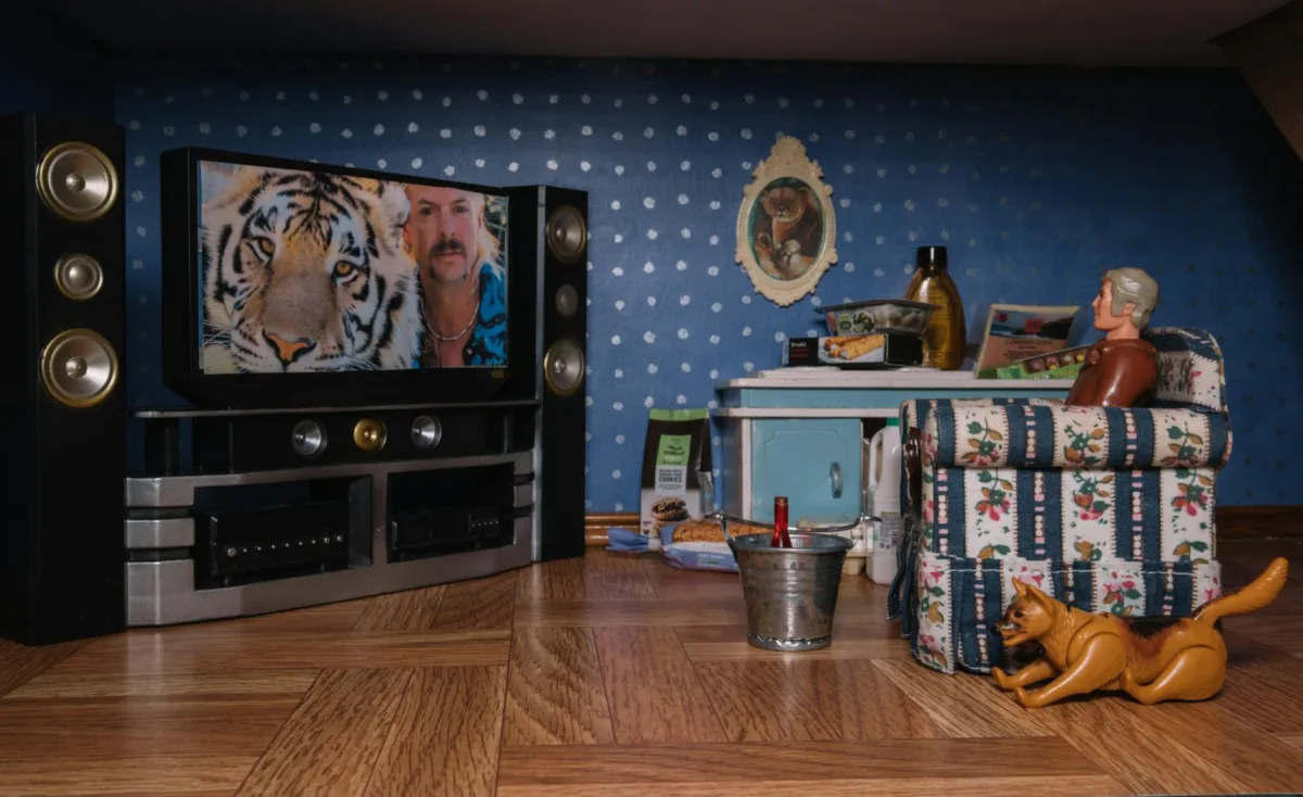 DIY Enthusiast Crafts Functional Simpsons-Inspired Retro Television