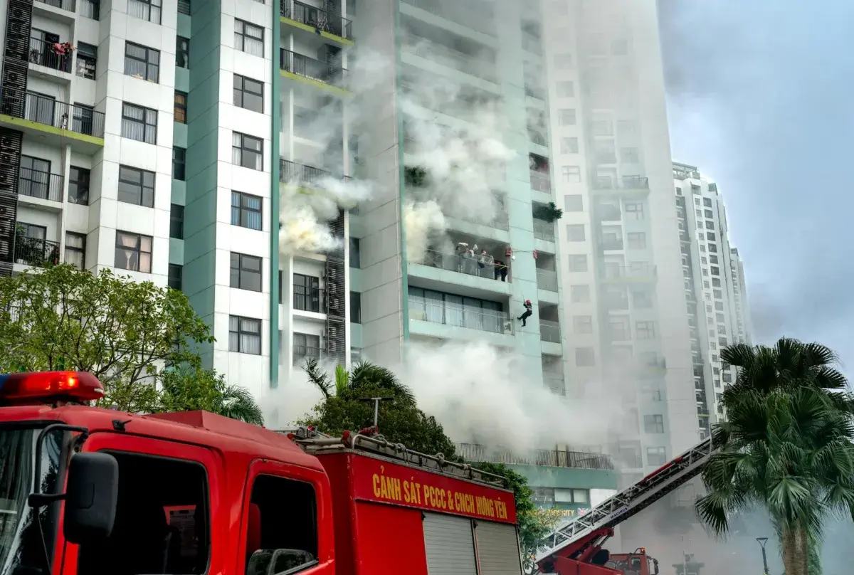Emergency Crews Battle Massive Apartment Complex Fire in Dallas