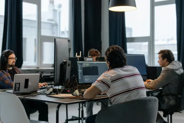 GCC Hiring Shifts Focus: AI Integration Over Headcount Growth