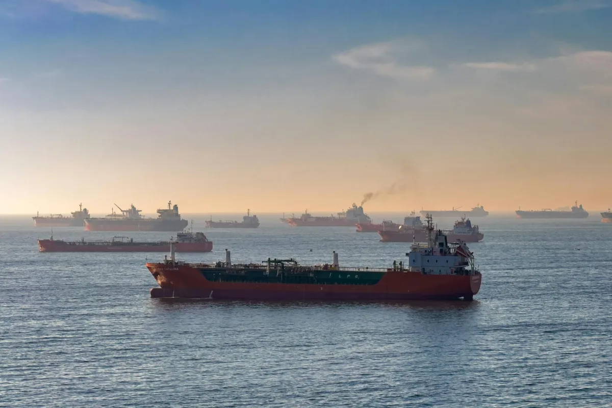 Global Oil Markets Face 'Red Zone' Alert Amid Strait of Hormuz Closure Risks