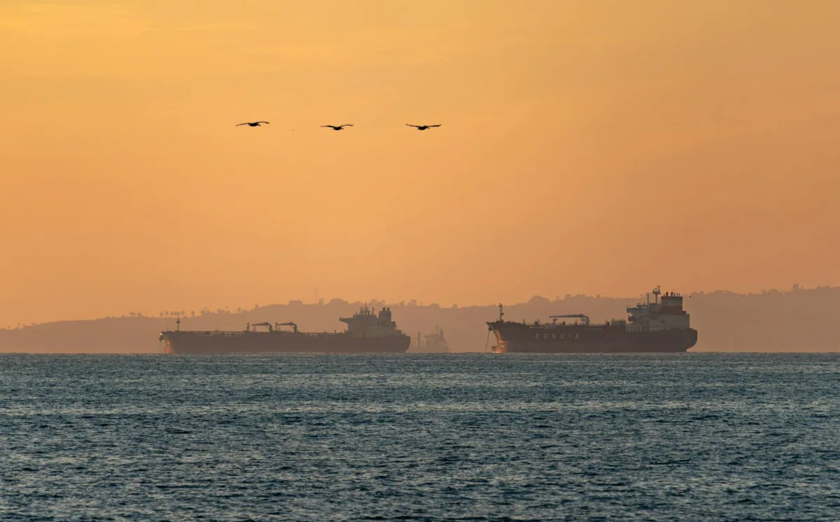 Global Oil Markets Tighten as US Allows Russian Crude Waivers to Expire