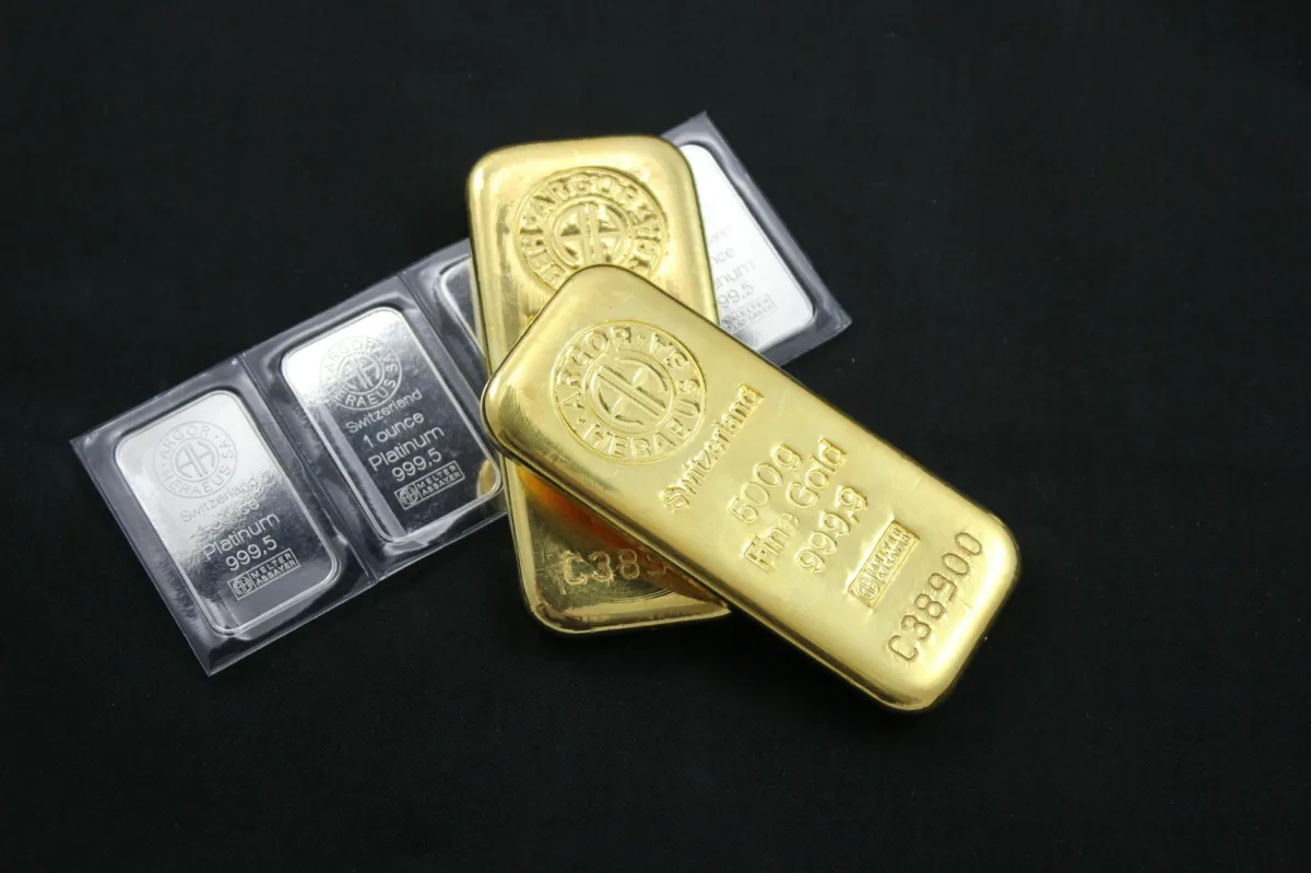 Gold Prices Rebound as Geopolitical Tensions and Dollar Fluctuations Shift Market Sentiment