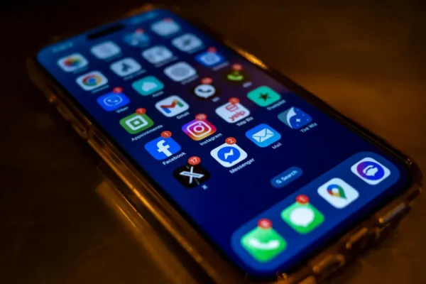 Instagram's 'Instants' Feature Sparks User Backlash Amid Privacy Concerns