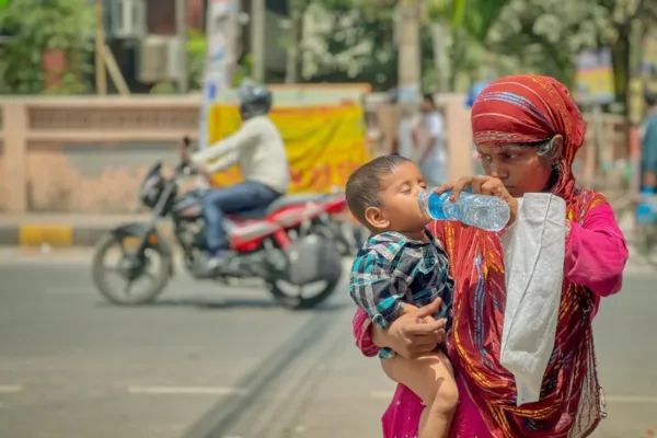 Political Backlash Follows PM Modi's Heatwave Advisory Amidst Environmental Concerns