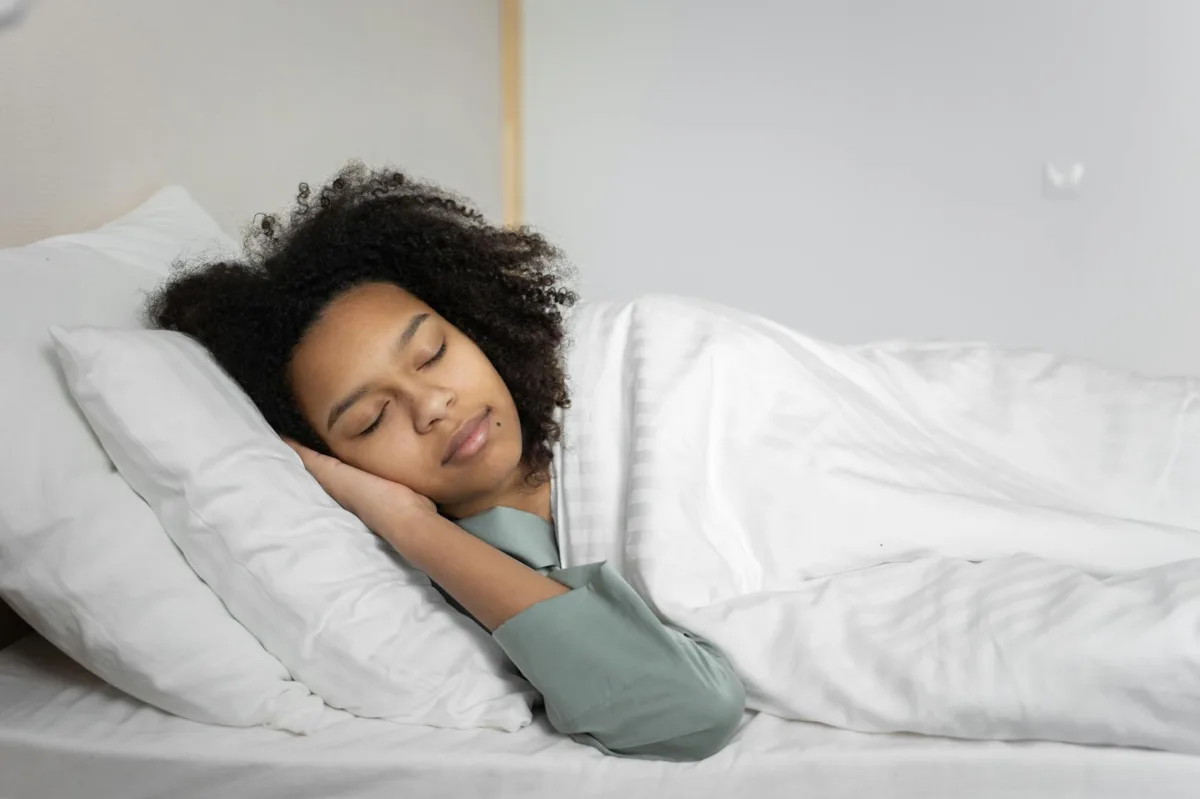 The Golden Mean of Rest: New Research Links Sleep Duration to Biological Aging