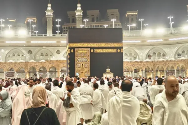 Thousands of Iranians Travel to Saudi Arabia in a Tense Wartime Pilgrimage