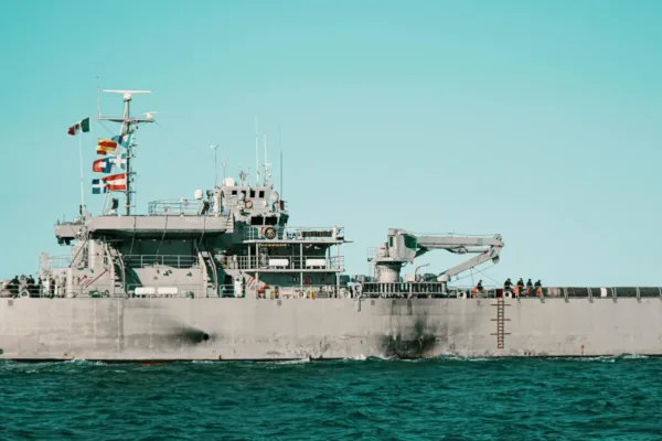 Trump Outlines Strategy for Iran, Favoring Naval Blockade Over Direct Bombing