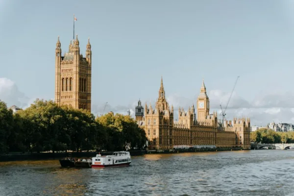 U.K.'s Starmer Fights for Job as Leadership Crisis Spills Into Markets
