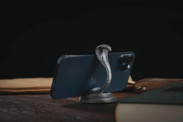 Apple Shifts Design Strategy for iPhone 18 Pro with New Dark Cherry Finish