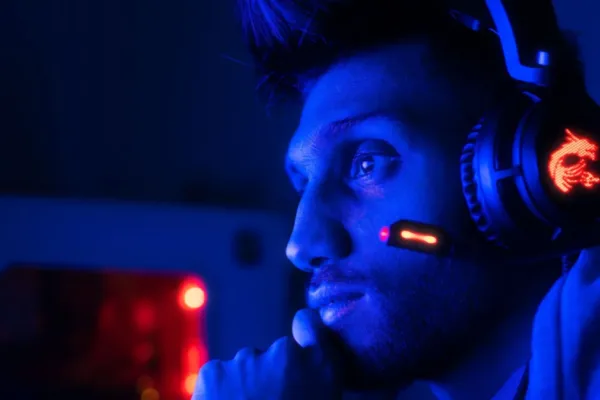 From Parody Streamer to Becoming the Parody: The Online Reinvention of Sarothica