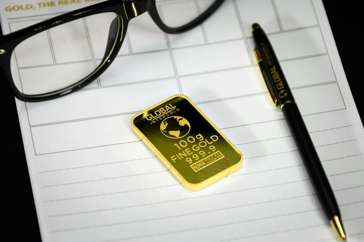 Gold Stagnates Near $4,330 Amid Geopolitical Tension and Fed Policy Shifts