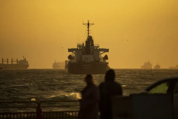 U.S., Iran Exchange Fire as Hormuz Tensions Persist