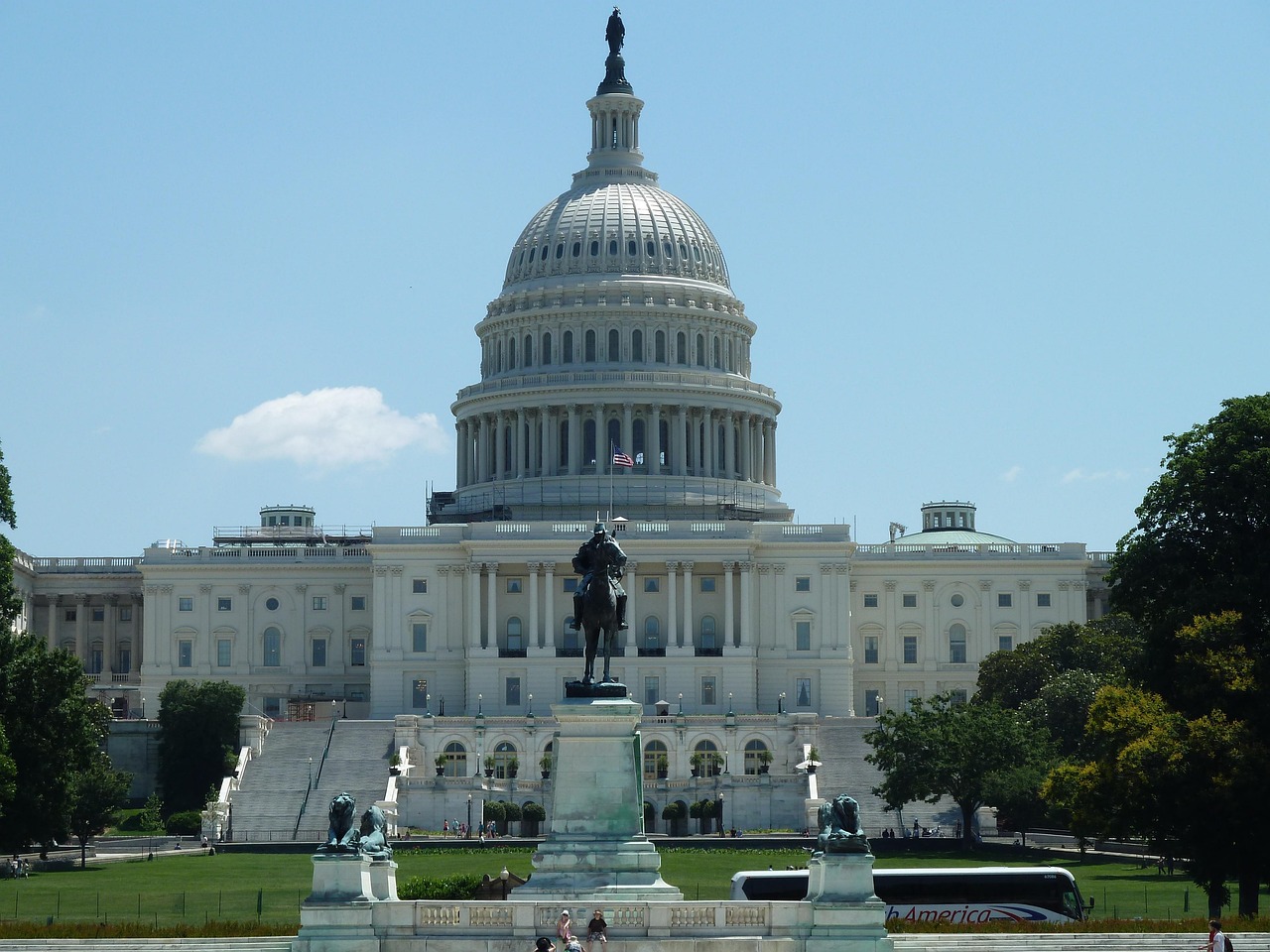 Senate Advances Bipartisan Spending Bill to Avert Federal Shutdown