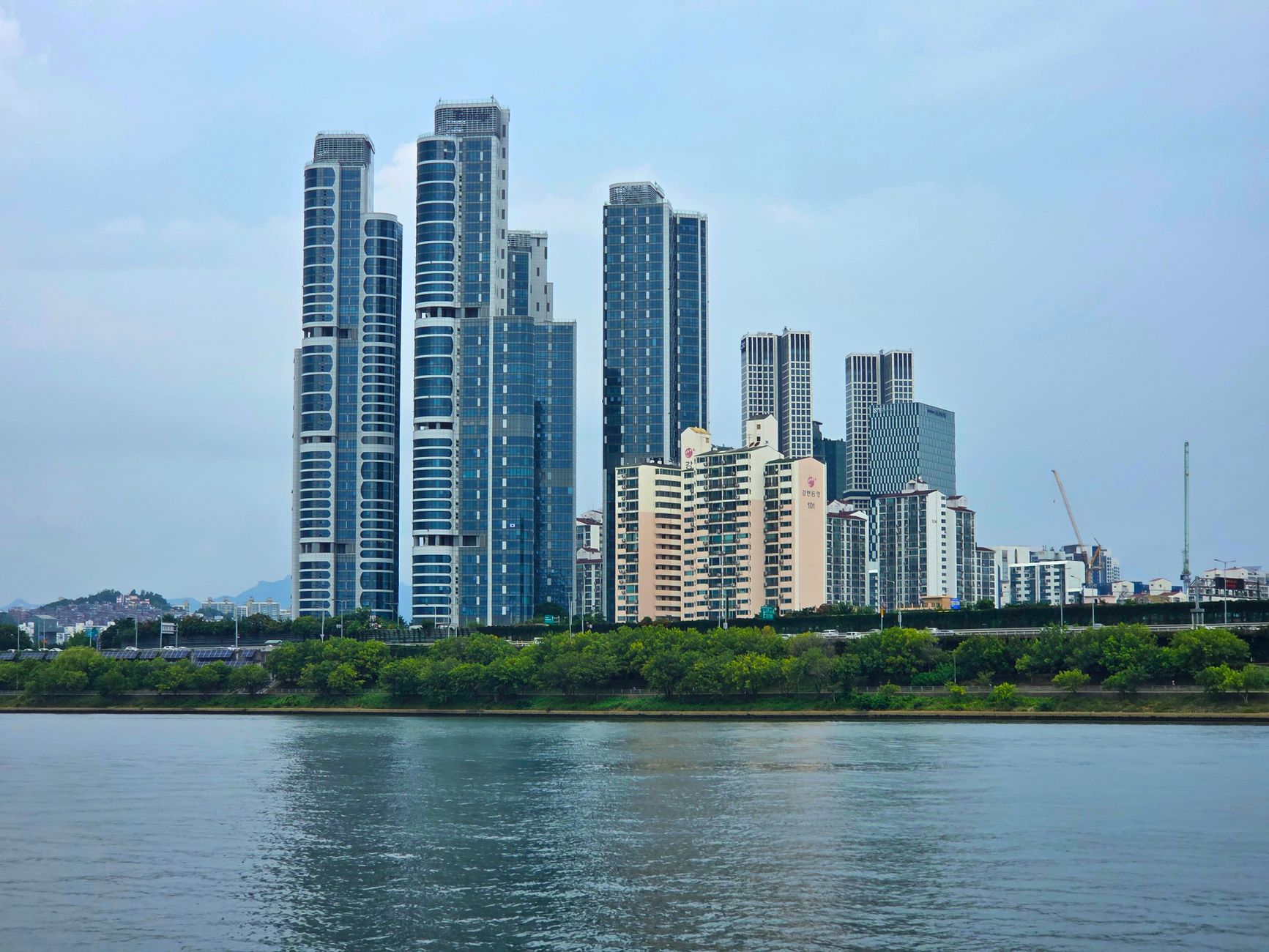 Panoramic view of modern skyscrapers in Seoul, South Korea with waterfront.