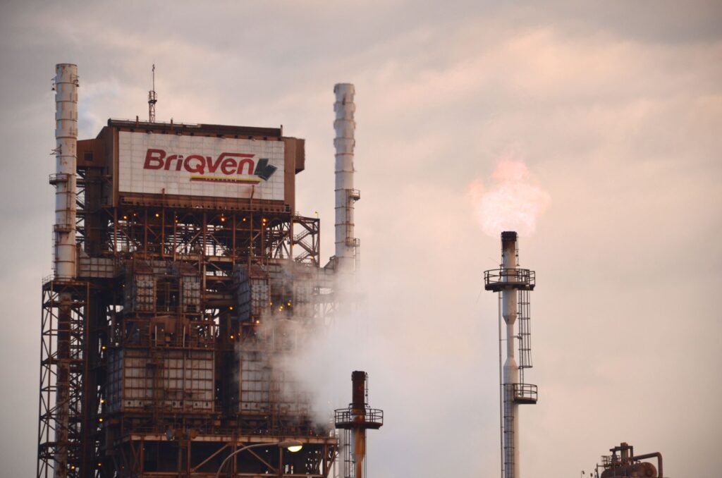 A factory in Ciudad Guayana emitting smoke and fire, showcasing industrial pollution.